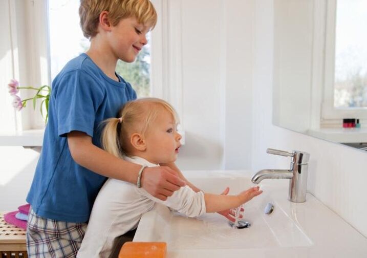 From an early age, the child must be introduced to the rules of personal hygiene. 